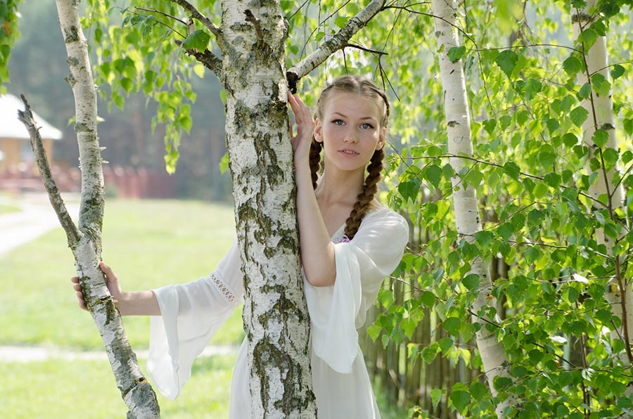 Women in Slavic costumes in Hubli