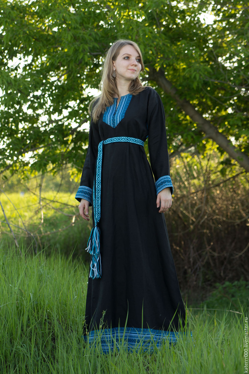 Women in Slavic costumes in Hubli