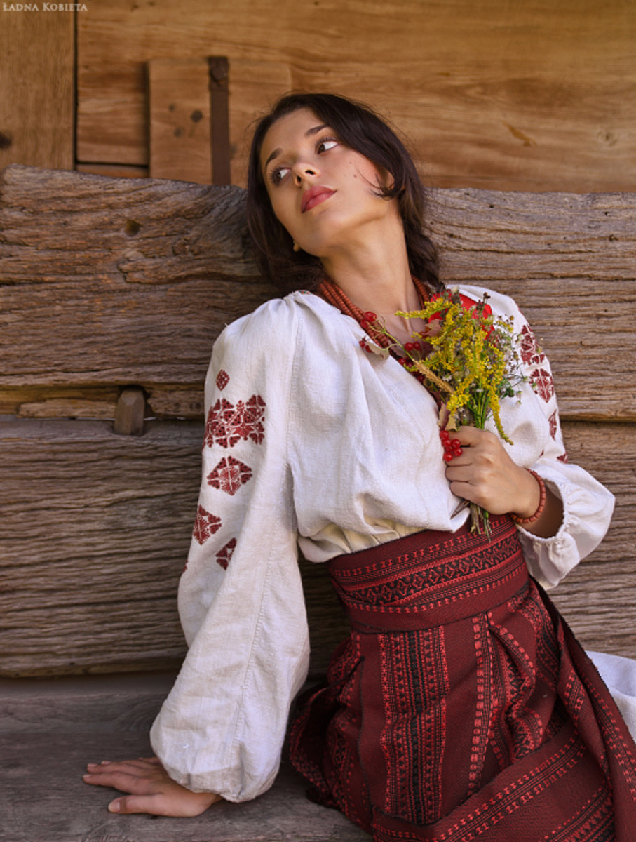 Girls in Slavic costumes in Hubli