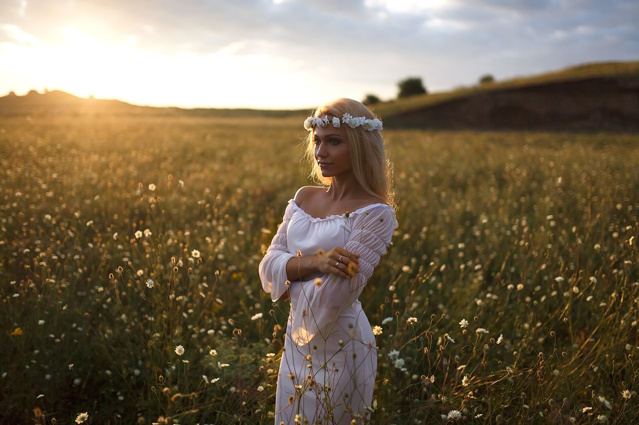 Girls in Slavic costumes in Hubli